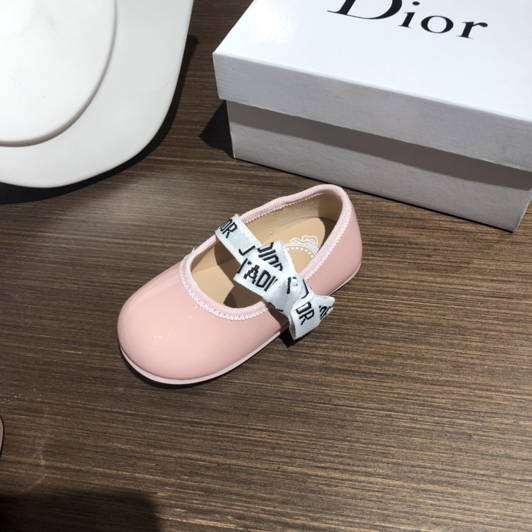 Children's shoes child